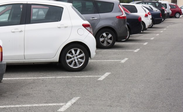 Kierowcy parkujący na niebieskich kopertach w Gdyni w aplikacji miejskiej sprawdzą gdzie czeka na nich wolne miejsce