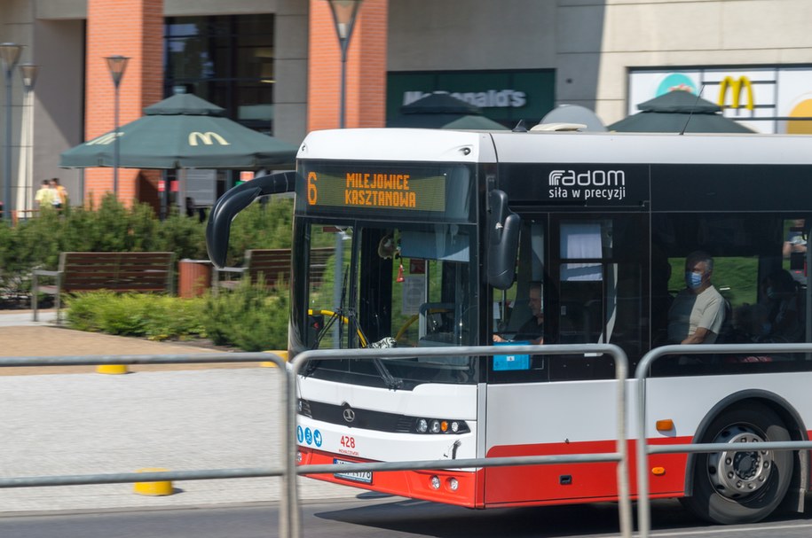 Jechał na maturę, gdy zepsuł się autobus. Pomógł mu pracownik MPK