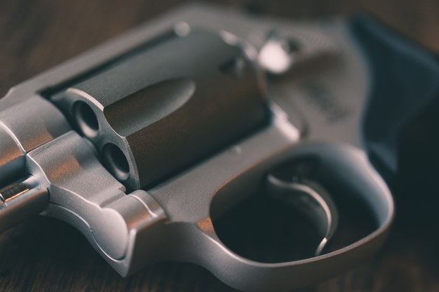 Dwulatek zastrzelił swojego ojca z niezabezpieczonej broni. ​Tragiczny wypadek na Florydzie