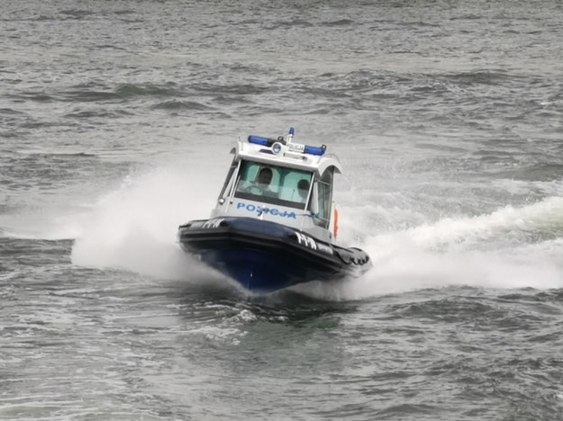 Nie mieli siły wrócić na brzeg. Pomogli policjanci