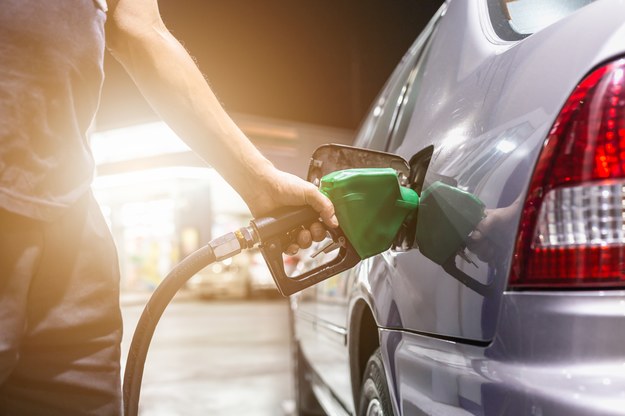​Cena diesla w górę, tanieje benzyna. Paliwo w Polsce jednym z najtańszych w Europie?