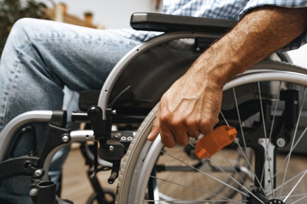 Łódź: Podopieczni DPS na wózkach inwalidzkich napadli na innego pacjenta