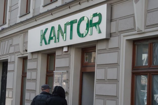 Policja z Wałbrzycha szuka świadków napadu na pracownika kantoru