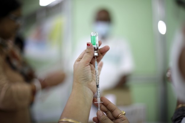Ministerialny zespół rekomenduje czwartą dawkę szczepionki dla osób 60+