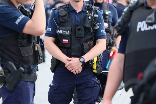 ​Rozbijali na głowie szklanki, przypalali ogniem. Przestępcy w rękach policji