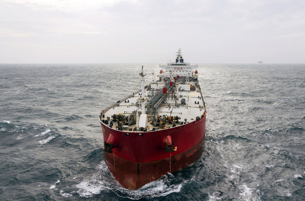 Niebezpieczny przeładunek ropy na środku oceanu. Rosja handluje z Chinami