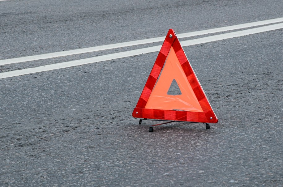 Autobus wjechał do przydrożnego rowu. W pojeździe były dzieci