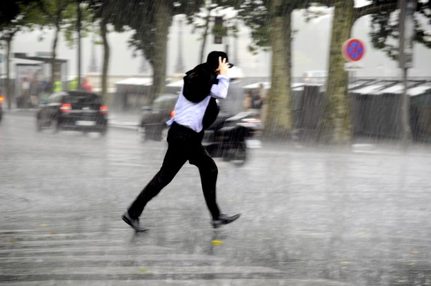 Pogodowa apokalipsa w Paryżu. Woda zalała ulice i stacje metra
