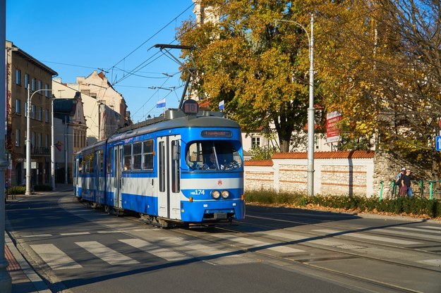 Wykolejenie tramwaju i brak napięcia. Poranne kłopoty komunikacyjne w centrum Krakowa