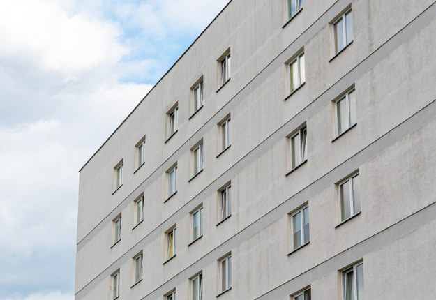 Warszawa: Roczna dziewczynka wypadła z okna na czwartym piętrze bloku