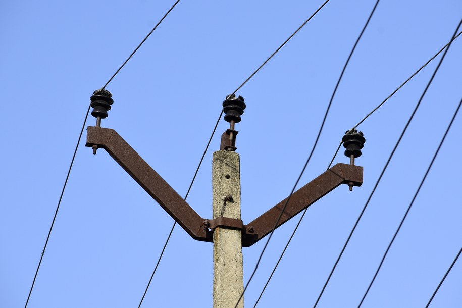 13-latek porażony prądem. Wisiał głową w dół na transformatorze