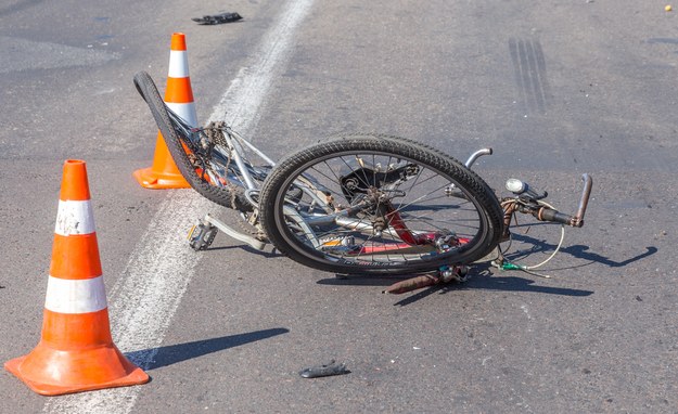 Olsztyn: Senior potrącił rowerzystkę na ul. Krasickiego. Kobieta trafiła do szpitala