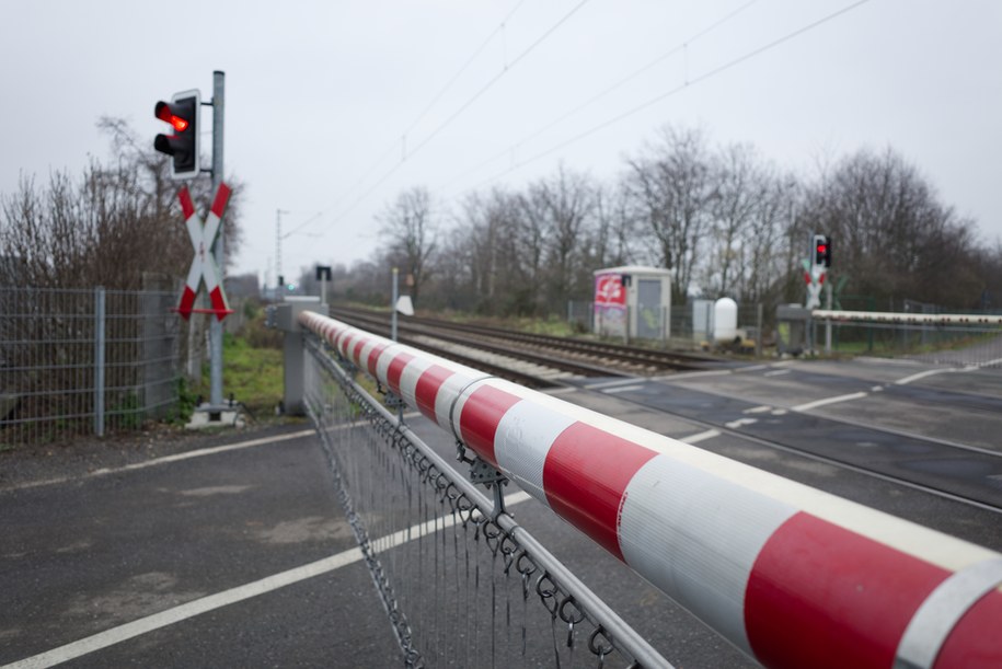 ​53-latek zlekceważył czerwone światło. Uszkodził zaporę na przejeździe kolejowym