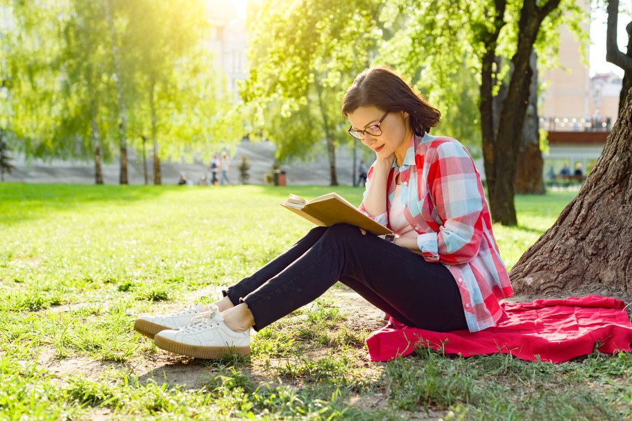 "Czytanie na trawie" w Ogrodzie Biblioteki Uniwersyteckiej w Warszawie