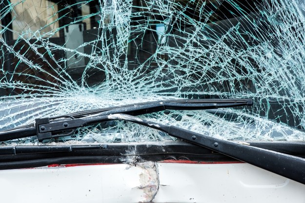 Zderzenie szkolnego autobusu z osobówką. Jedna osoba trafiła do szpitala