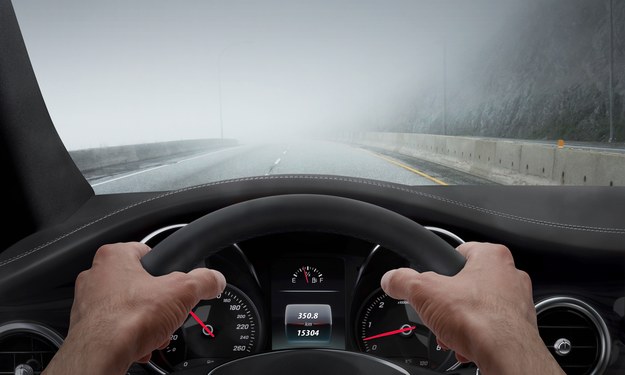 Uwaga kierowcy! Gęsta mgła w pasie środkowej Polski. IMGW wydało ostrzeżenie