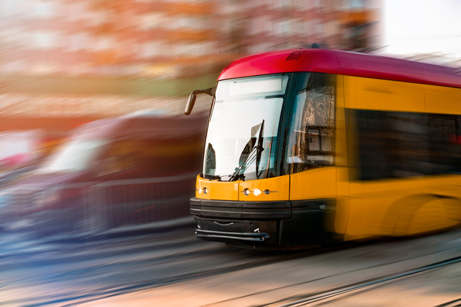 Zderzenie tramwaju i dwóch samochodów w centrum Warszawy