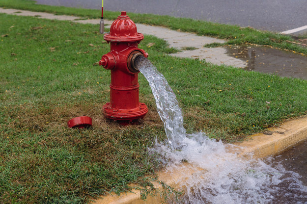 Z tego hydrantu woda nie popłynie. Strażacy załamują ręce