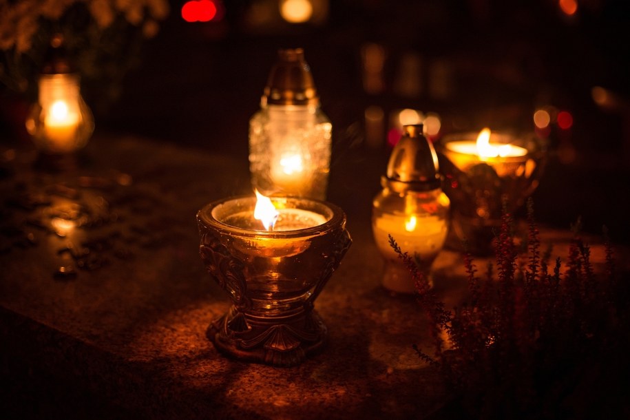 Zamiast przepłacać za znicze i wiązanki - zrób je sam! Pokażemy Ci jak