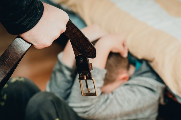 Katował jej syna, ona oglądała tv i jadła tosty. Wyrok dla zabójców 15-latka z Polski