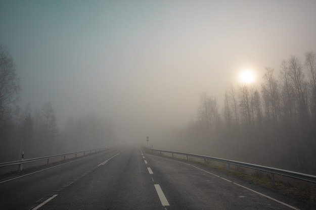 Gęste mgły utrudnią jazdę kierowcom! IMGW wydało ostrzeżenia