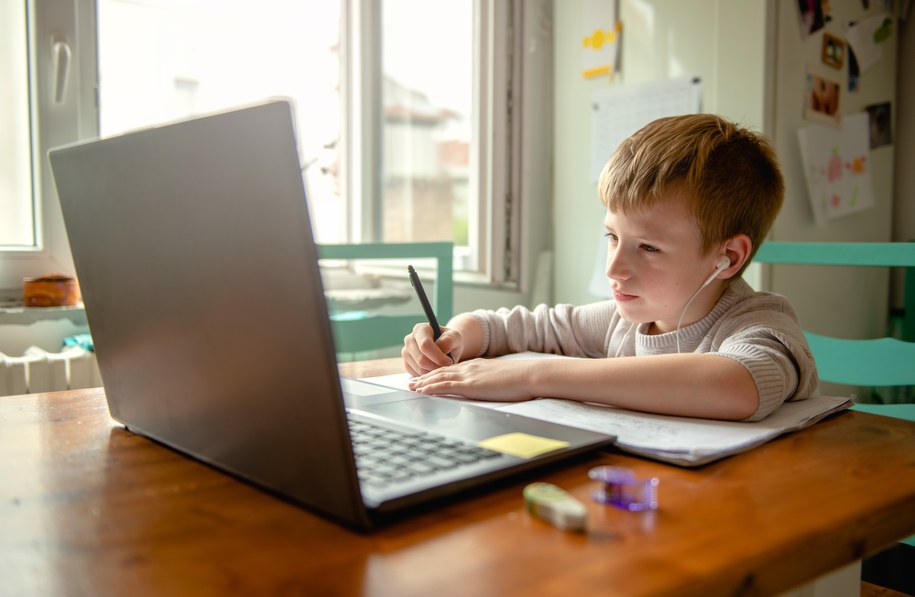 Opóźnienia w rozwoju mowy i nieśmiałość: Cena, jaką dzieci płacą za lockdown