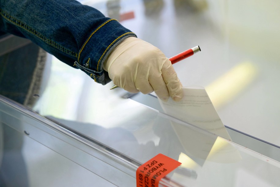 Duopol czy wielobiegunowy układ polityczny? Spór w polskiej polityce