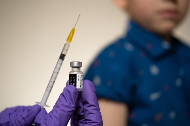 ​Kiedy szczepienia najmłodszych przeciwko Covid-19? Resort wciąż nie zamówił szczepionek