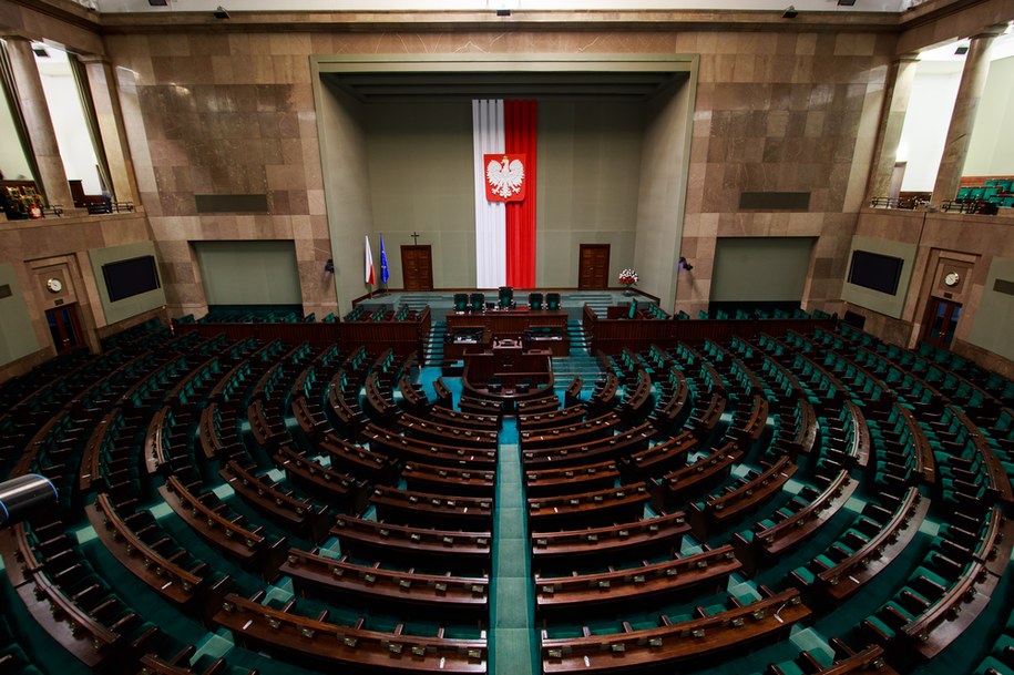 Tylko trzy dni w miesiącu. Posiedzeń Sejmu będzie o połowę mniej