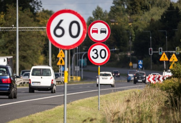 Z dróg mogą zniknąć zbędne znaki. "Pierwszy krok do zmian czerwonej księgi"