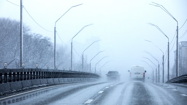 Deszcz ze śniegiem i śnieg. Ślisko na wschodzie Polski