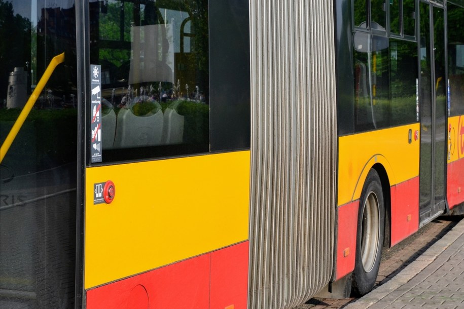 Ostrzelano miejski autobus w Warszawie. "Nagle w szybę coś uderzyło"