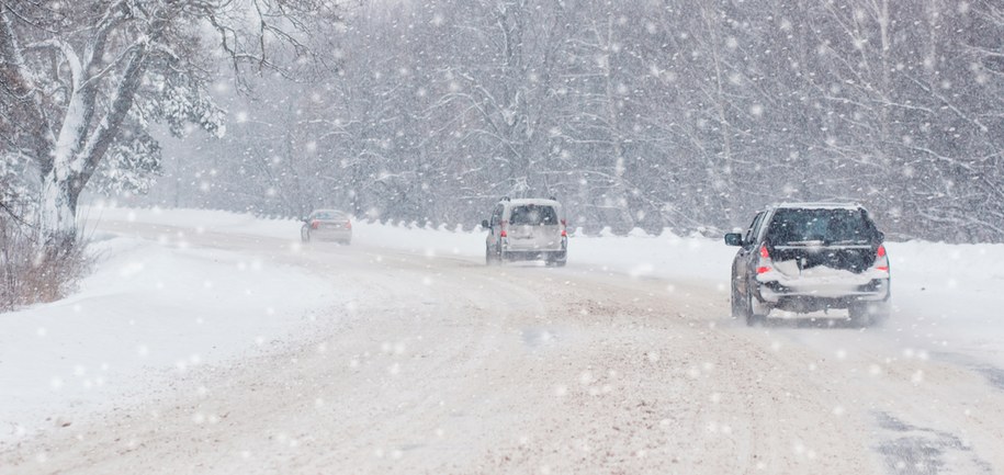 Fatalna sytuacja na podkarpackich trasach. Ciągle pada śnieg