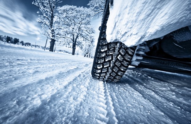 "Szklanka na drodze" i zamiecie śnieżne na Dolnym Śląsku. Kierowcy muszą uważać!