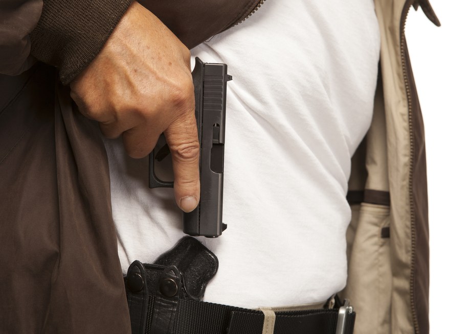 Policjant miał znęcać się nad rodziną. W czasie zatrzymania miał prywatną broń