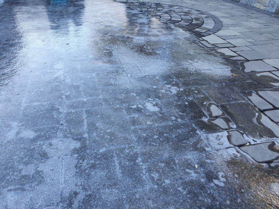 Nie odśnieżyli chodników i dróg w stolicy. Posypały się mandaty dla zarządców