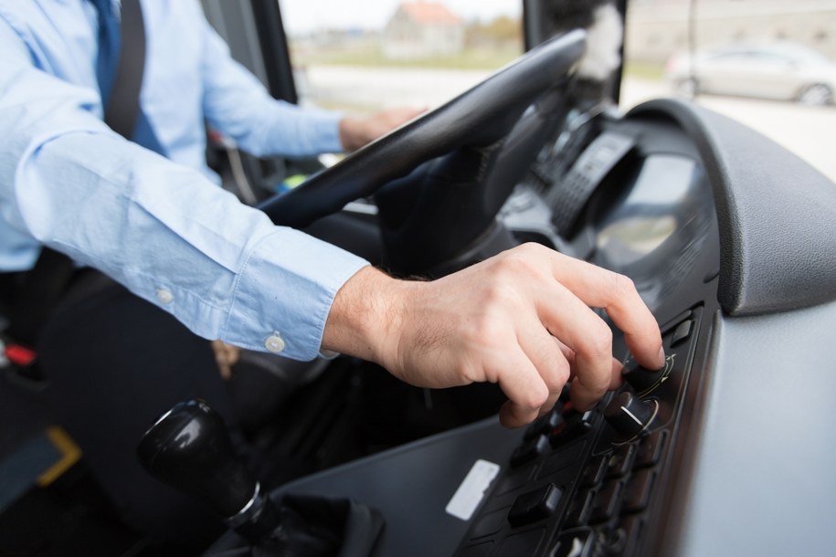 Udawał kierowcę autobusu i woził mieszkańców. 18-latek usłyszał zarzuty