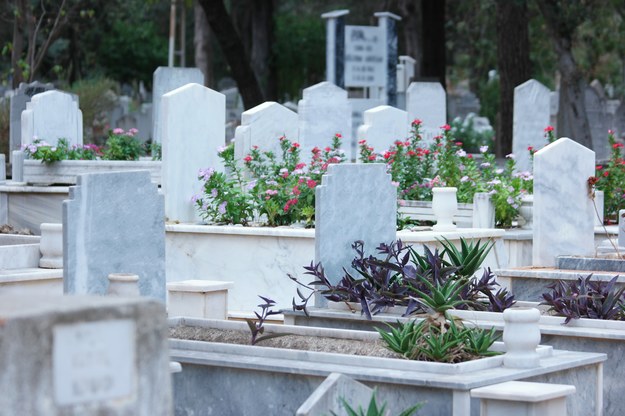​Umorzone postępowanie w sprawie śmierci na cmentarzu