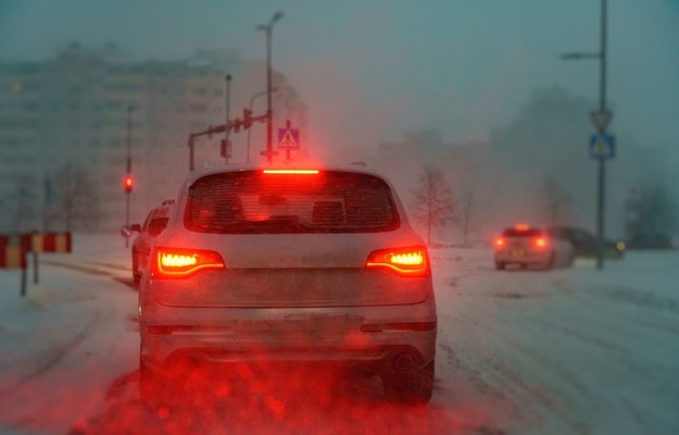 Oblodzone drogi i śnieżyce. IMGW ostrzega