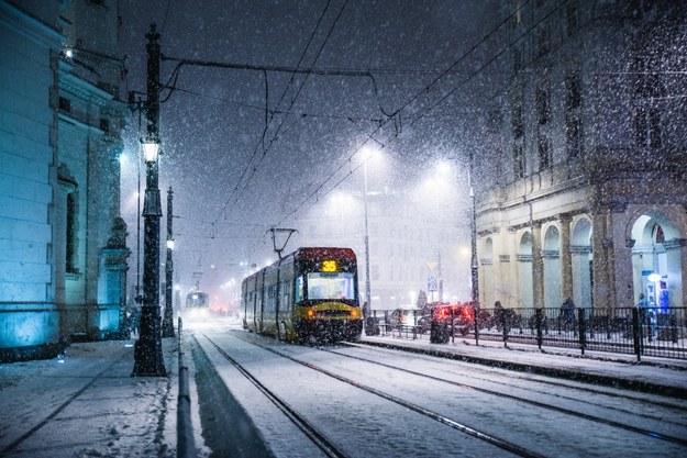 ​Wielogodzinne opady śniegu w Warszawie. Ostrzeżenia dla mieszkańców