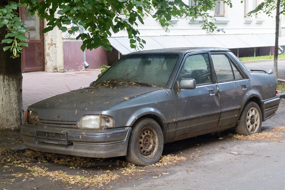 Wraki znikają z poznańskich ulic. Służby przypominają obowiązki właścicielom aut