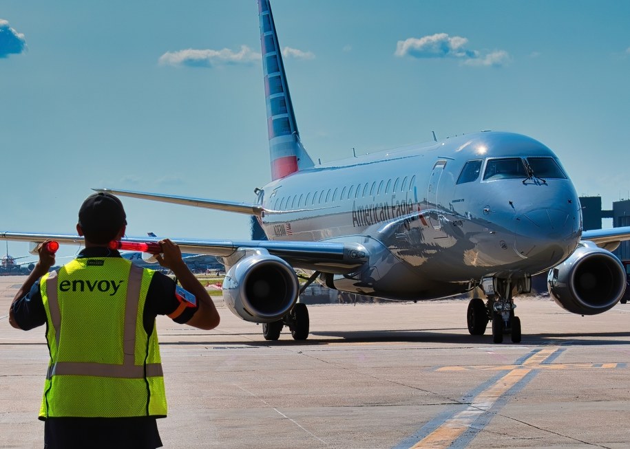 Kobieta wciągnięta do silnika samolotu. Co było przyczyną tragedii?