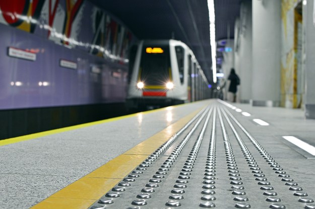 Warszawskie metro: Poranne utrudnienia w kursowaniu linia M2