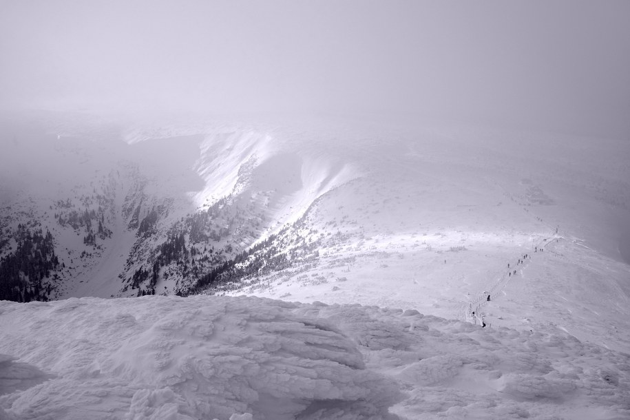 Trzeci stopień zagrożenia lawinowego w Karkonoszach