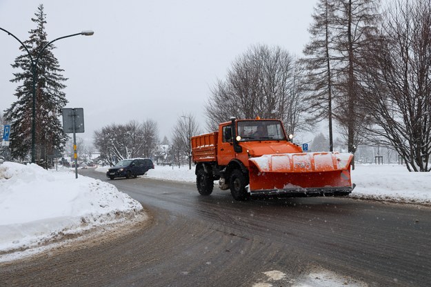 Śnieg, błoto pośniegowe, lód. Trudne warunki na drogach [ZAPIS RELACJI]