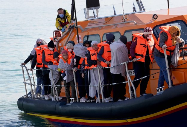 500 migrantów na dryfującym kutrze. Uratowali ich Włosi