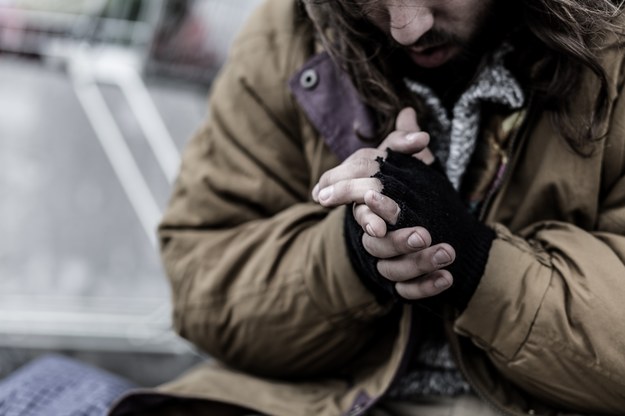 Darmowy program wychodzenia z uzależnień dla bezdomnych? Zdecydują o tym radni