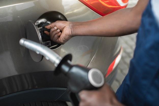 Ekspert ds. rynku paliw: Ceny oleju napędowego na stacjach powinny spadać