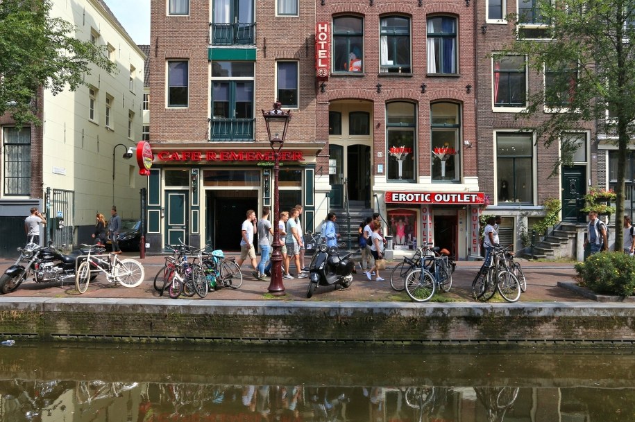 W pracy narkotyki i prostytutki. Od sądu dostał odszkodowanie