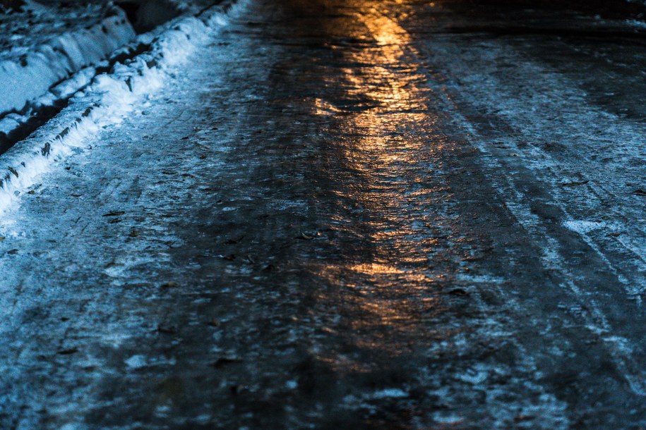 Zachodniopomorskie: Gołoledź na drogach, a nad morzem silny wiatr